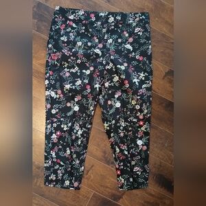 Floral Pull On Capris Pants
